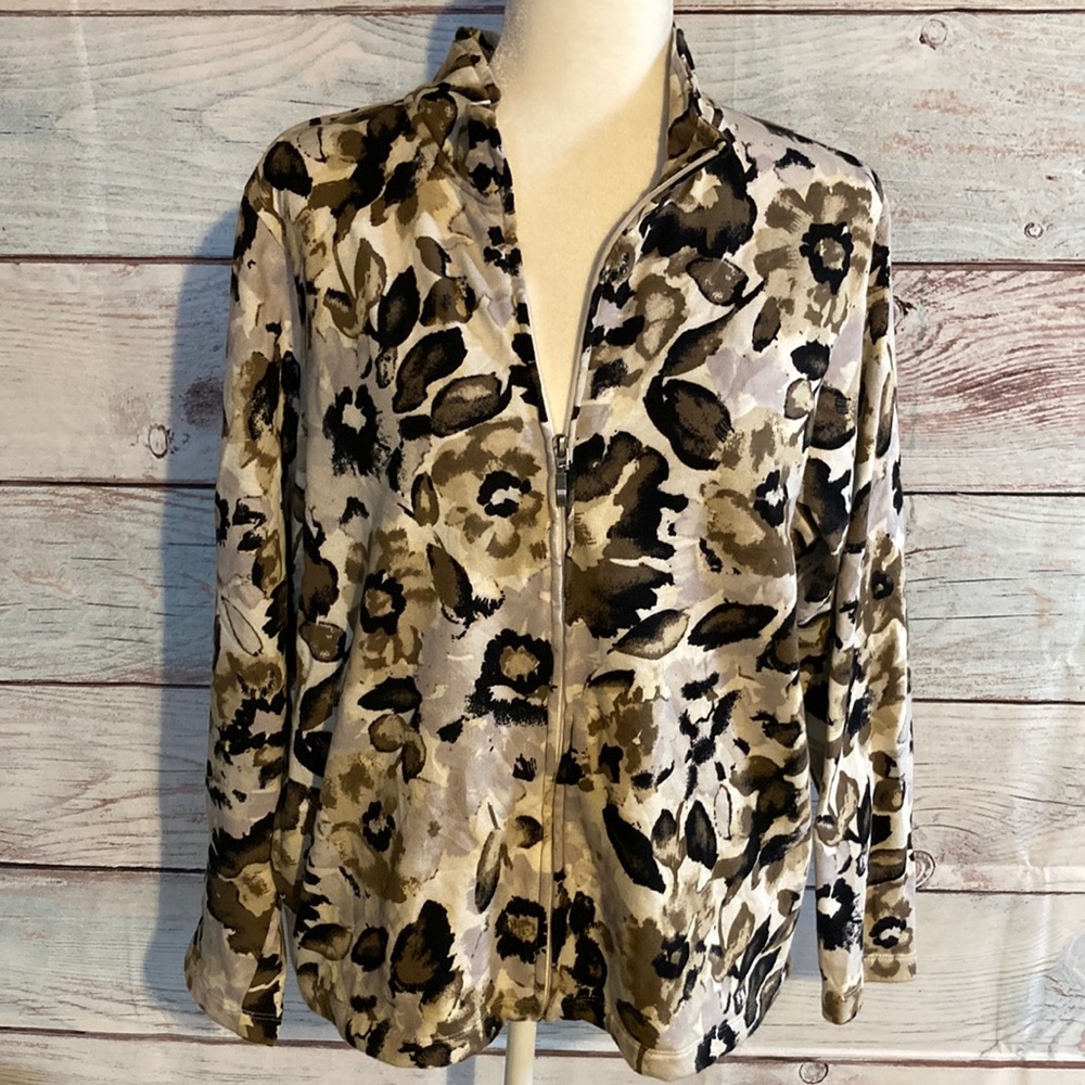 Petite XL zip up mandarin collar lightweight jacket. White tan and black.